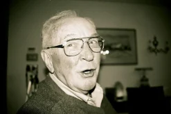 Minolta Maxxum 3xi Automatic 35mm SLR Film Camera with Auto Zoom Lens